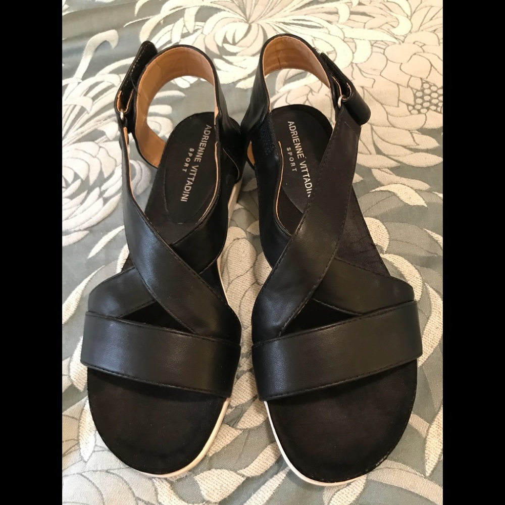 Adrienne Vittadini Velcro sandals 👡